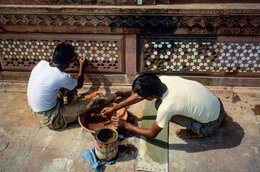 Agra;-Artisan;-Artisanat;-Bassine;-Chantier;-Claustra;-Grès-rouge;-Inde;-Itimad-ud-Daulah;-Jali;-Kaleidos;-Kaleidos-images;-La-parole-à-limage;-Moghols;-Outils;-Pâte;-Pierre;-Restauration;-Stories-Pictures;-Tarek-Charara;-Uttar-Pradesh